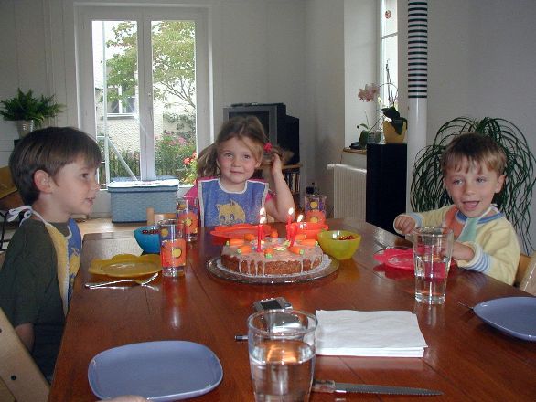 Yannick, Naomi and Damian looking forward to their birthday cake...